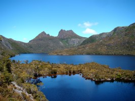 cradle_mountain_behind_dove_lake